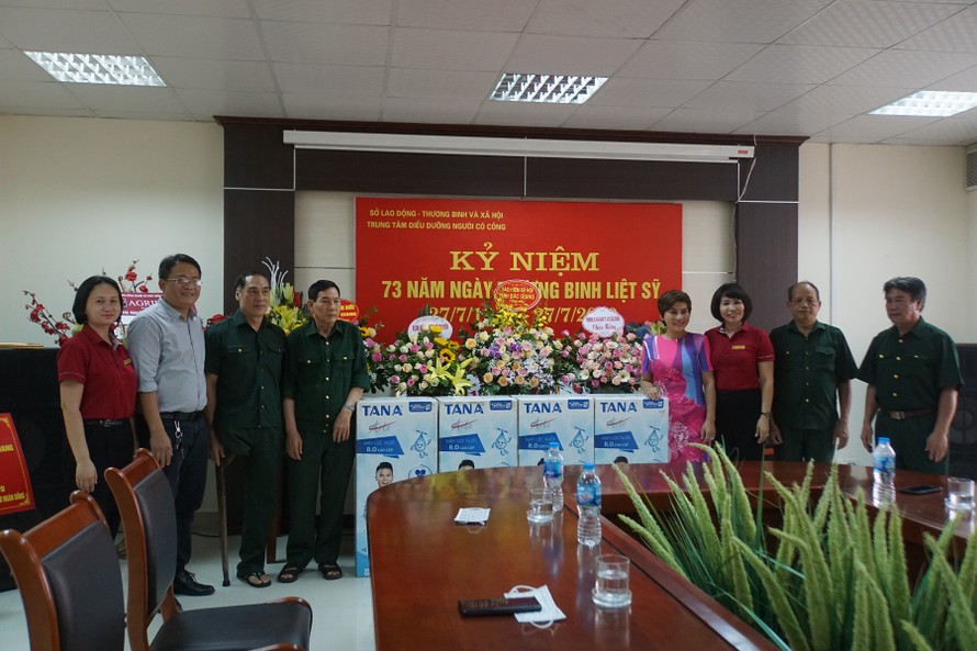 Công ty TNHH Đào tạo doanh nhân và báo Tiền Phong tổ chức tặng máy lọc nước cho Trung tâm Điều dưỡng người có công tỉnh Bắc Giang