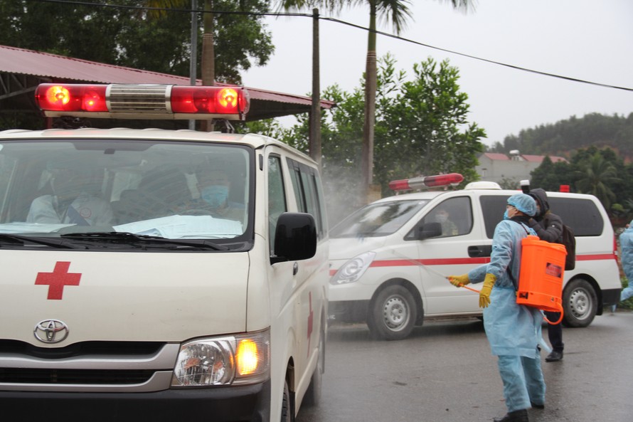 Xe vận chuyển người nghi mắc COVID - 19 ở tỉnh Bắc Giang đi cách ly tập trung