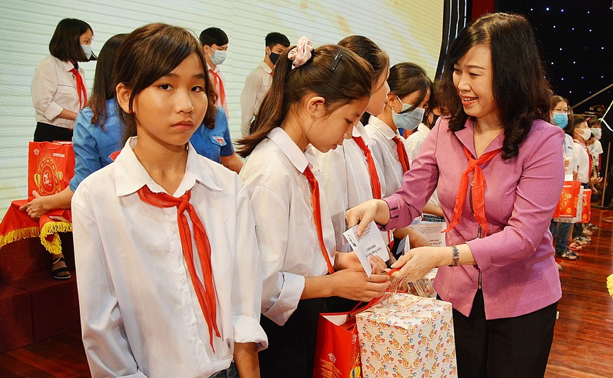 Bà Đào Hồng Lan, Bí thư Tỉnh ủy Bắc Ninh trao quà cho các em thiếu nhi tại chương trình