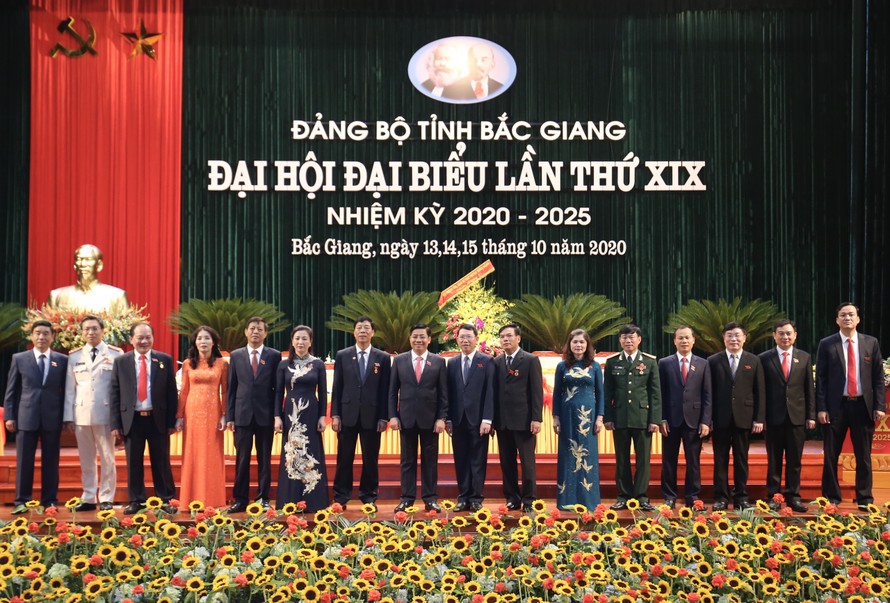 Ban Thường vụ Tỉnh ủy Bắc Giang khóa XIX và ông Bùi Văn Hải (thứ 7 từ trái sang) tại Đại hội