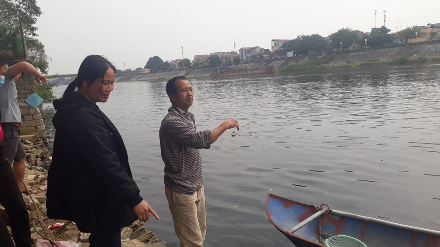 Người dân huyện Việt Yên (Bắc Giang) lo lắng trước việc nước sông Cầu chuyển màu đen, bốc mùi 