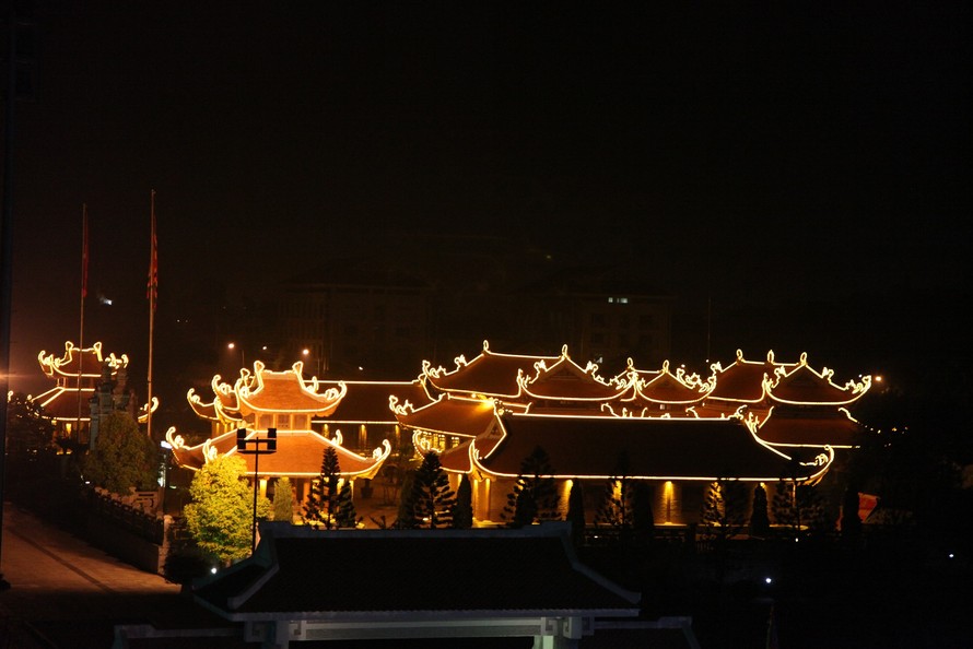 Toàn cảnh khu di tích đền Xương Giang rực rỡ về đêm