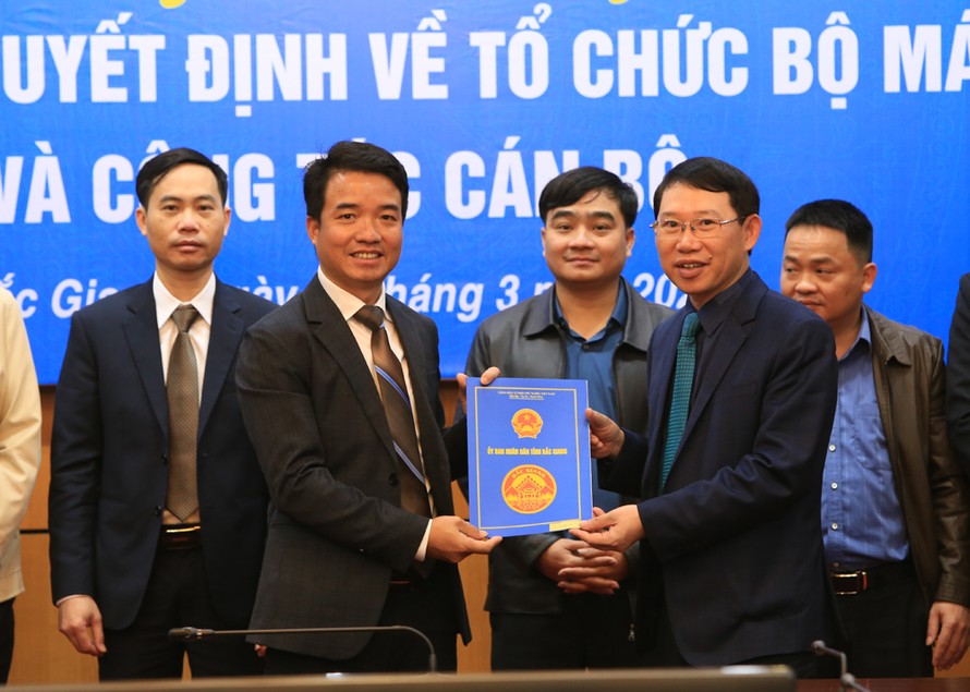 Chủ tịch UBND tỉnh Bắc Giang Lê Ánh Dương trao quyết định bổ nhiệm chức vụ Giám đốc Ban Quản lý dự án Đầu tư xây dựng các công trình giao thông, nông nghiệp tỉnh cho ông Hoàng Văn Thanh