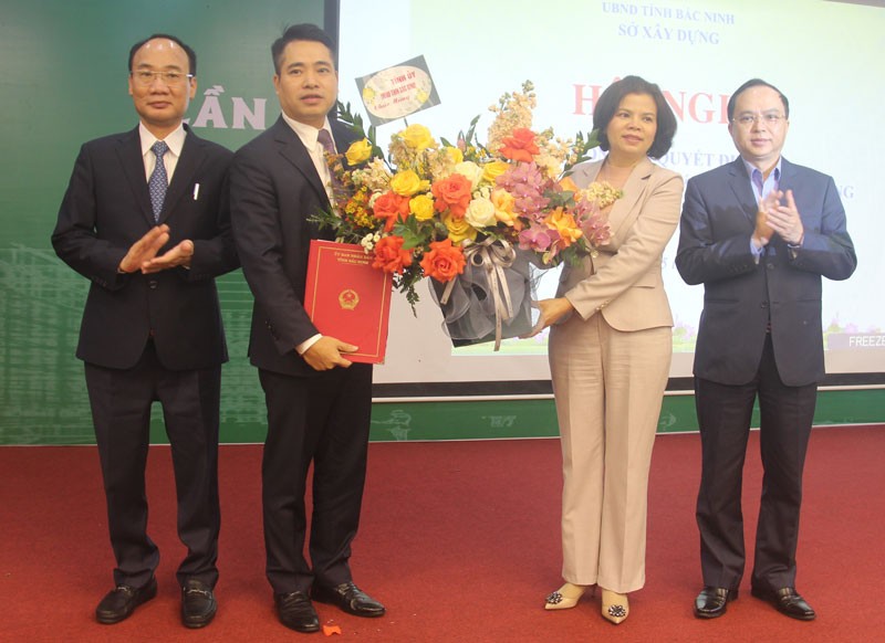 Chủ tịch UBND tỉnh Bắc Ninh Nguyễn Hương Giang cùng các đại biểu tặng hoa chúc mừng tân Giám đốc Sở Xây dựng Nguyễn Việt Hùng