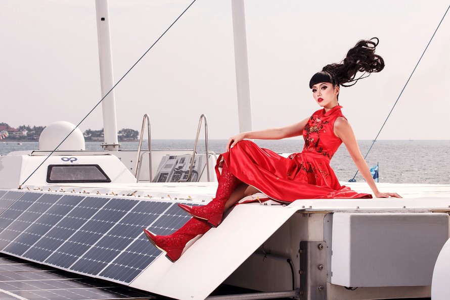 Jessica Minh Anh tiết lộ lý do 'thời trang lộng lẫy' trên tàu tái tạo năng lượng
