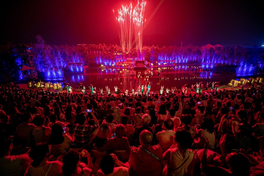 2000 khán giả đón pháo hoa mừng Tinh Hoa Bắc Bộ tròn 2 tuổi