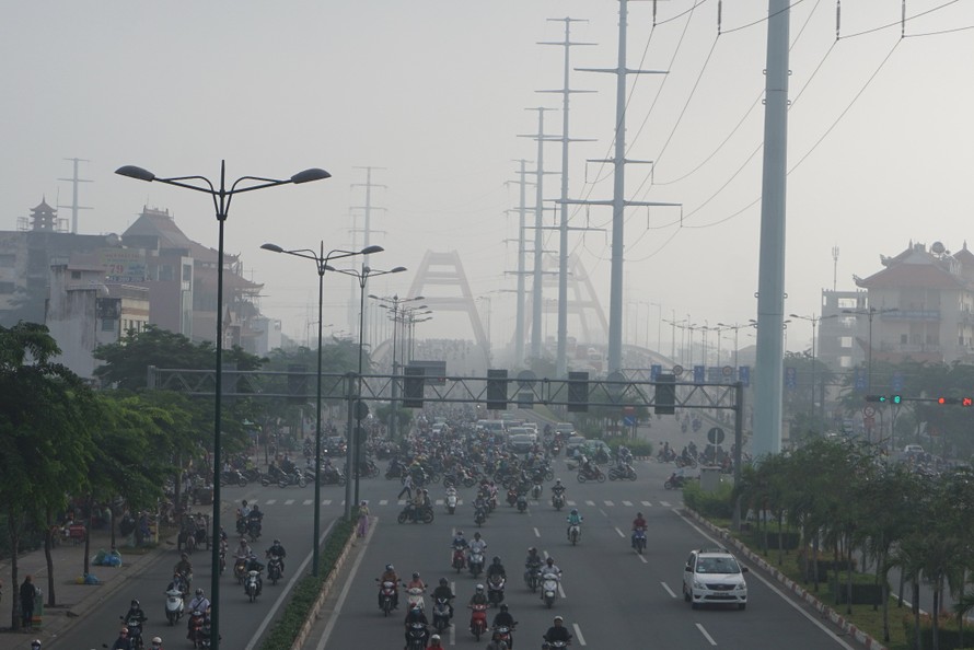 Lớp sương mù dày đặc bao phủ bầu trời Sài Gòn vào sáng sớm 8/11 khiến người dân không khỏi bất ngờ. 