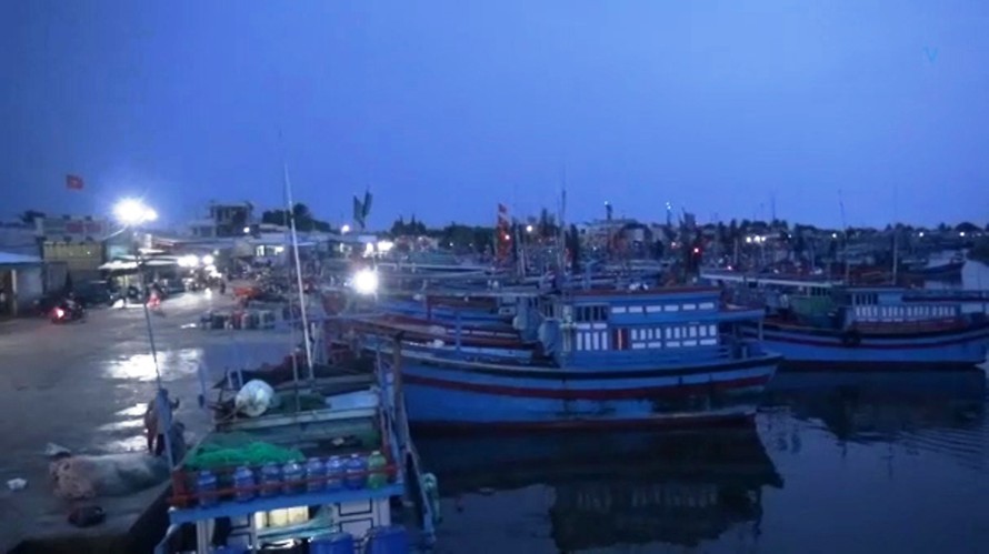 Ngư dân Ninh Thuận thu gom chài lưới cấp tập tránh bão số 14