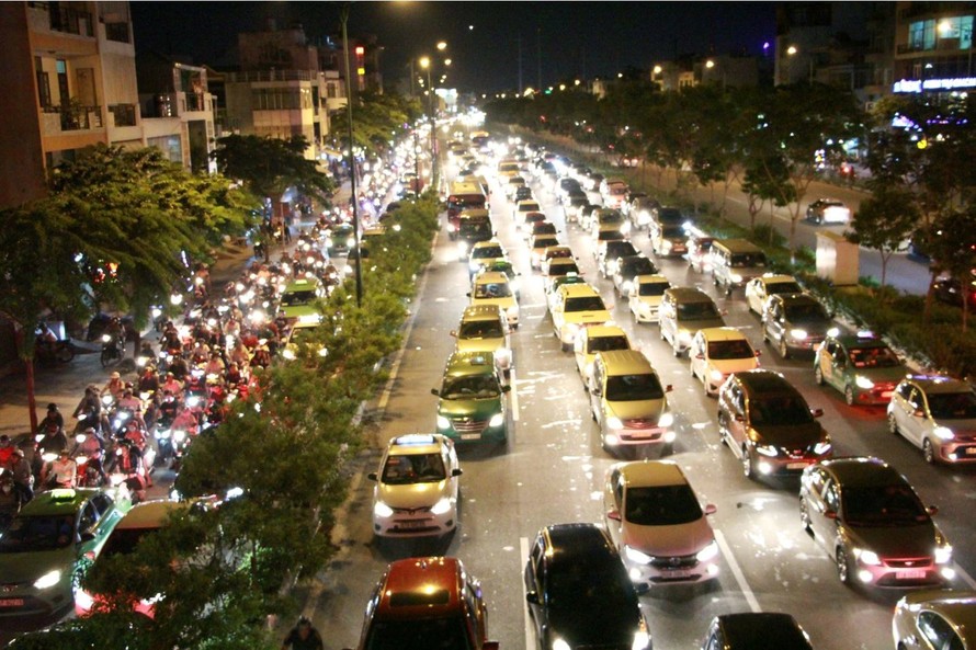 Cửa ngõ sân bay Tân Sơn Nhất kẹt xe kinh hoàng đêm cuối tuần
