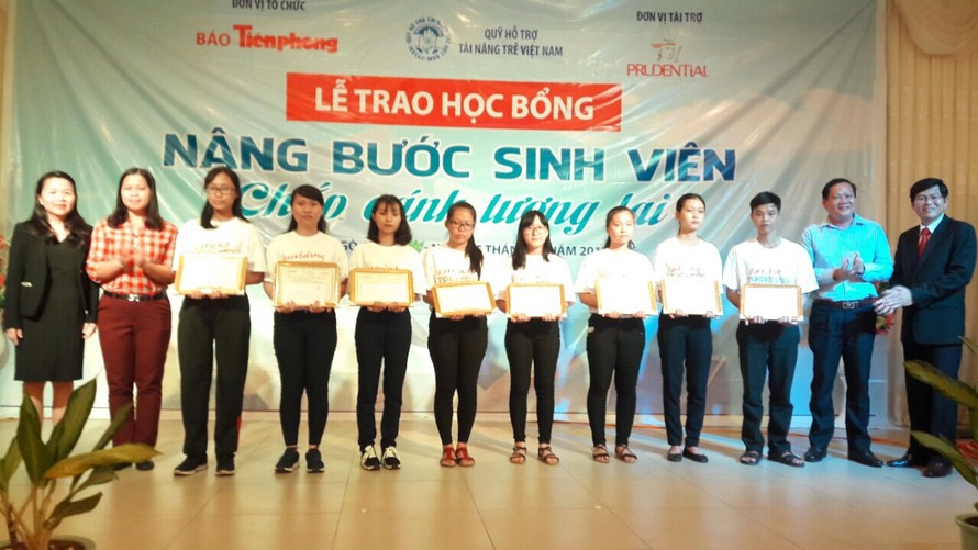 Thêm 19 sinh viên nghèo Tiền Giang nhận học bổng chắp cánh tương lai