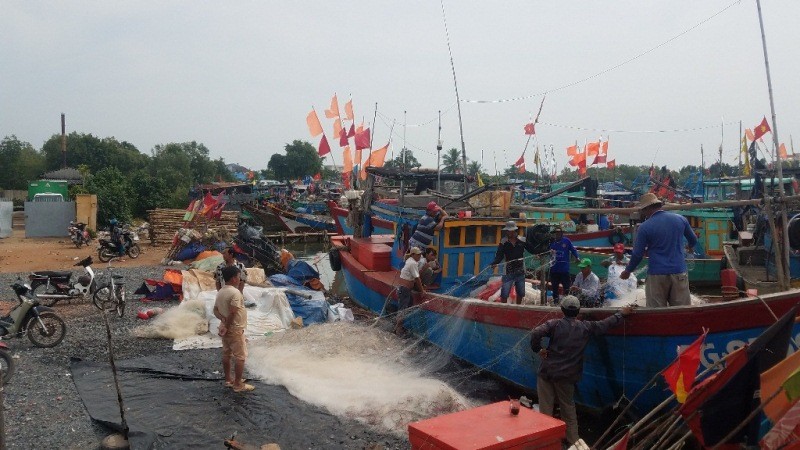 Toàn bộ tàu thuyền, đò ngang sông bị cấm hoạt động do bão Tembin.