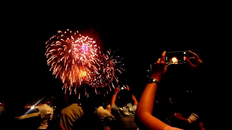 Rực rỡ đêm pháo hoa chào đón năm mới ở Sài thành