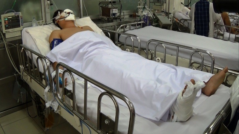 Thượng uý Trần Đức Trung đang được điều trị tại bệnh viện Chợ Rẫy.