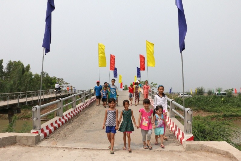 Trẻ em nghèo ở Đồng Tháp vui mừng vì có cầu mới.