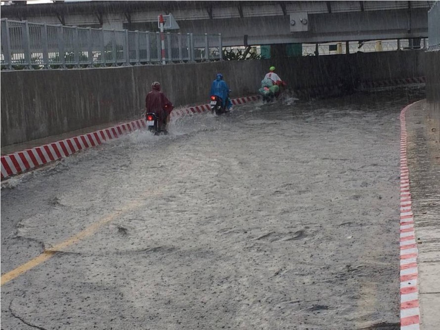 Hầm chui cầu Bình Triệu ngập sâu trong cơn mưa lớn sáng 2/5.