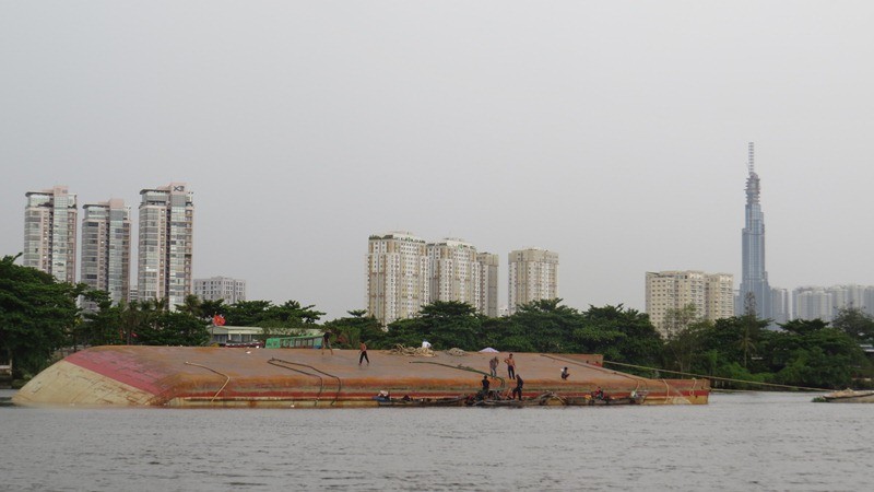 Chiếc sà lan lật úp trên sông Sài Gòn.
