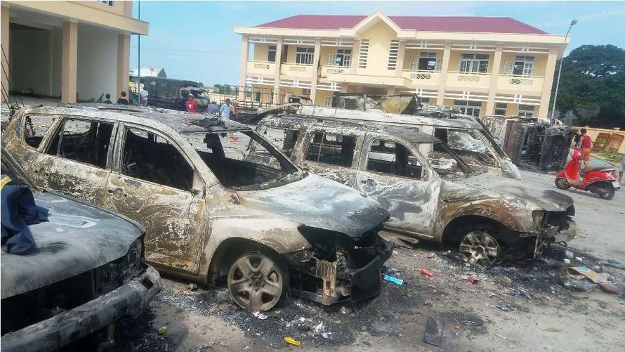 Nhiều xe ô tô bị các đối tượng quá khích đốt cháy ở trụ sở cảnh sát PCCC tại thị trấn Phan Rí Cửa.