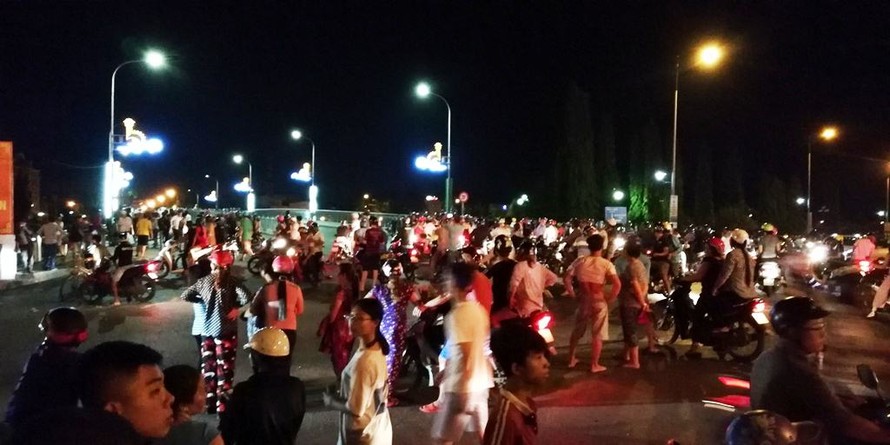 Đám đông tụ tập trước UBND tỉnh Bình Thuận tối 11/6.