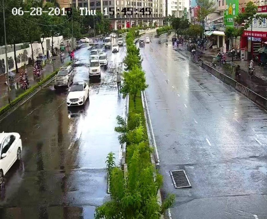 Đường Nguyễn Hữu Cảnh khô ráo sau khi mưa kết thúc 10 phút.