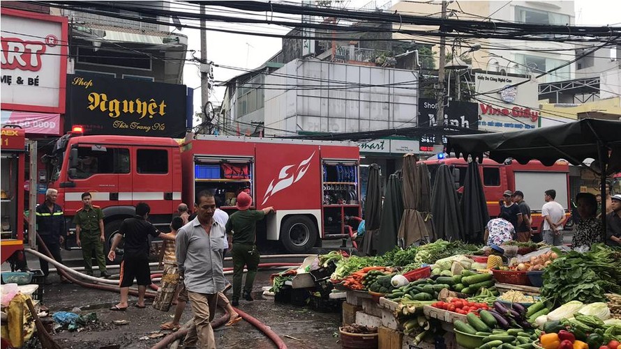 Vụ cháy xảy ra tại con hẻm gần chợ.