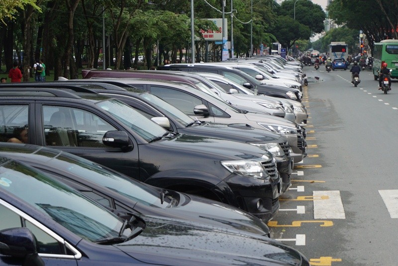 Từ ngày 1/8, TPHCM thu phí đỗ xe dưới lòng đường.