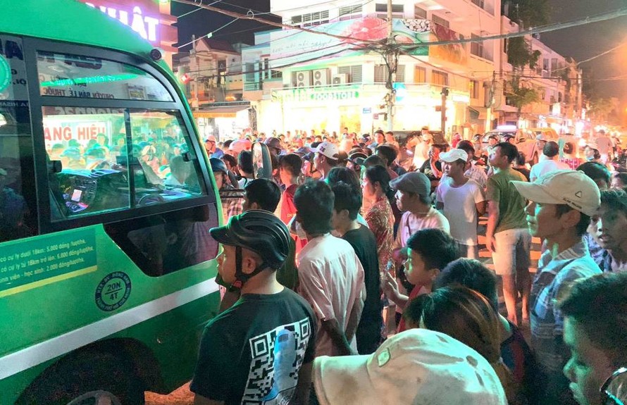 Rất đông người dân bao vây chiếc xe buýt sau vụ việc.