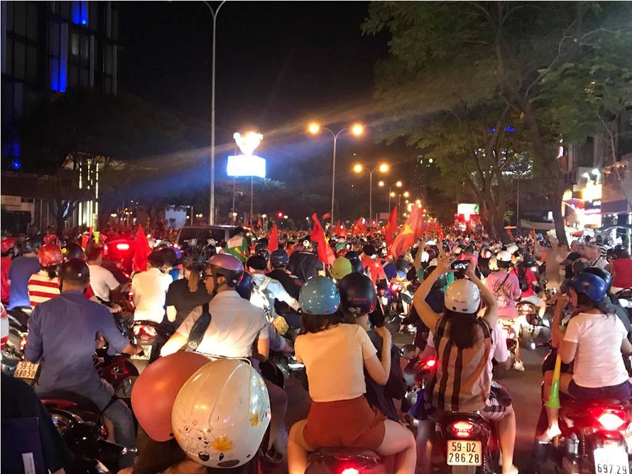 Rất đông người dân xuống đường sau trận thắng của đội tuyển Việt Nam. 