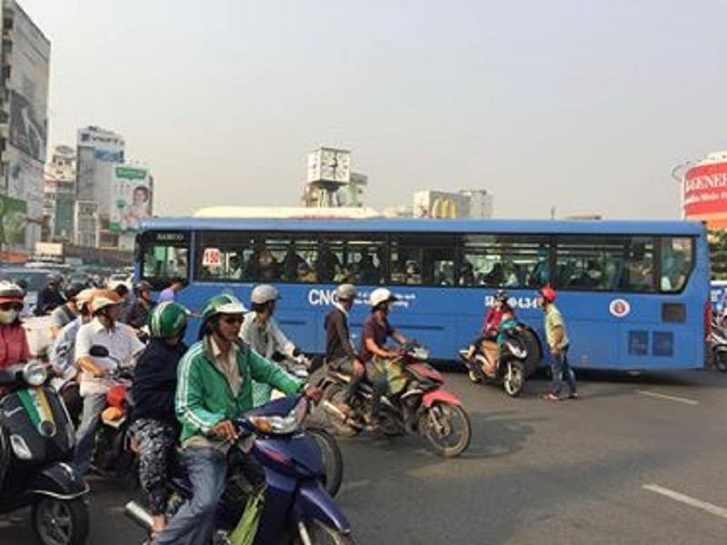 Tài xế điều khiển xe buýt quay đầu ngược chiều tại vòng xoay Điện Biên Phủ bị đình chỉ.