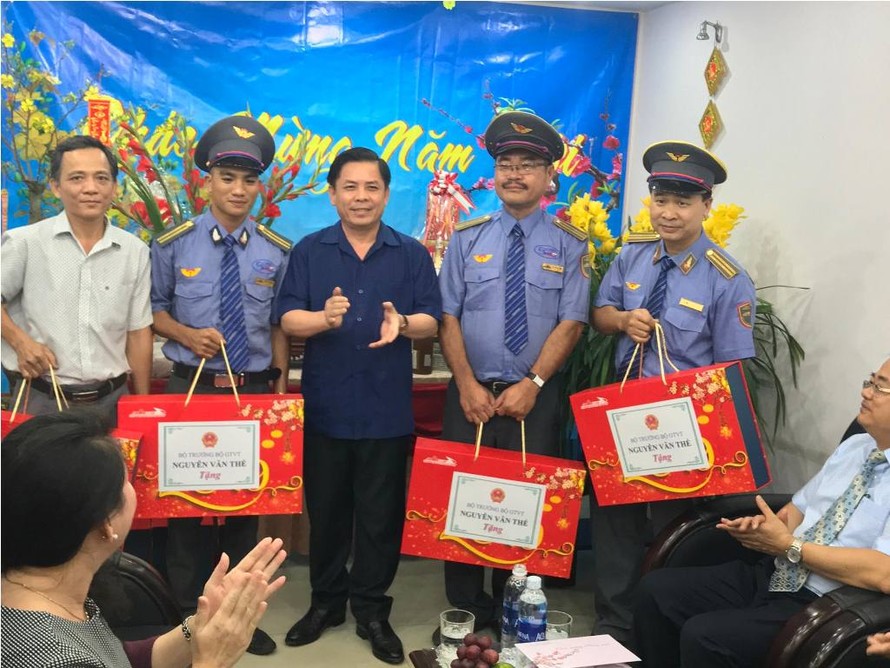 Bộ trưởng Nguyễn Văn Thể trao quà cho tổ lái chuyến tàu xuất phát đúng giờ Giao thừa.