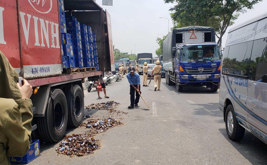 Chiếc xe tải làm rơi bia khiến giao thông tùn tắc nghiêm trọng.