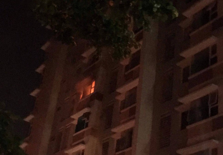 Ngọn lửa bùng cháy tại tầng 5 chung cư lúc rạng sáng.