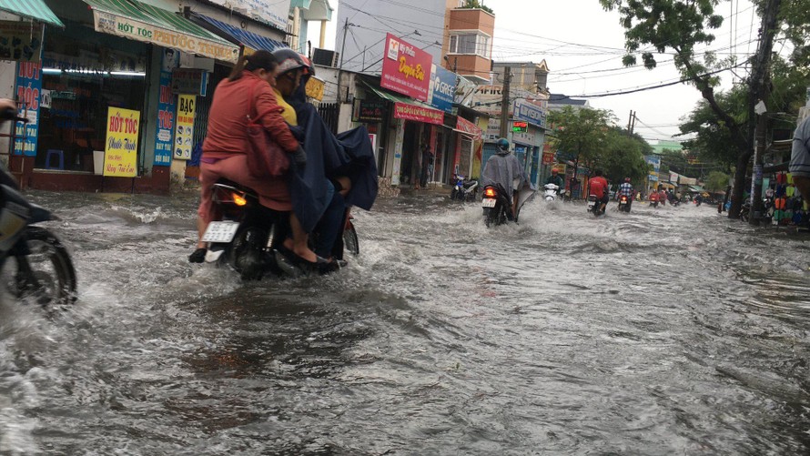 Mưa kéo dài chưa đến 30 phút nhưng khiến đường Nguyễn Văn Quá ngập nặng.
