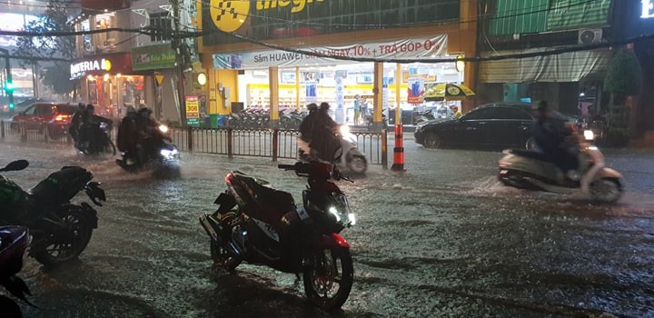 Đường Nguyễn Hữu Cảnh được "siêu máy bơm" giải cứu hết ngập trước khi hết mưa.
