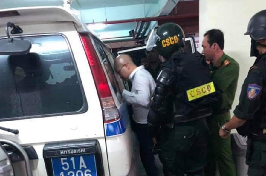 Nguyễn Thái Luyện bị đưa lên xe về đồn cảnh sát rạng sáng 19/9.