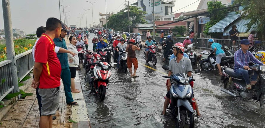 Nước ngập khiến giao thông gặp nhiều khó khăn.