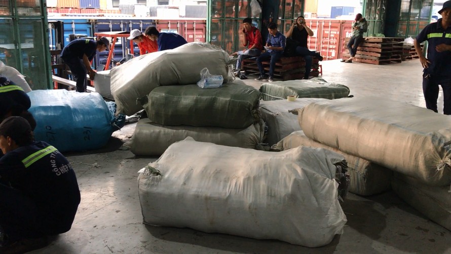Hàng chục bao tải chứa quần áo bị thu giữ.