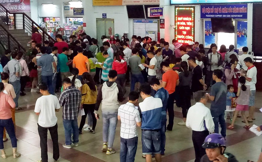 Nhiều người dân đến ga Sài Gòn mua vé tàu Tết.