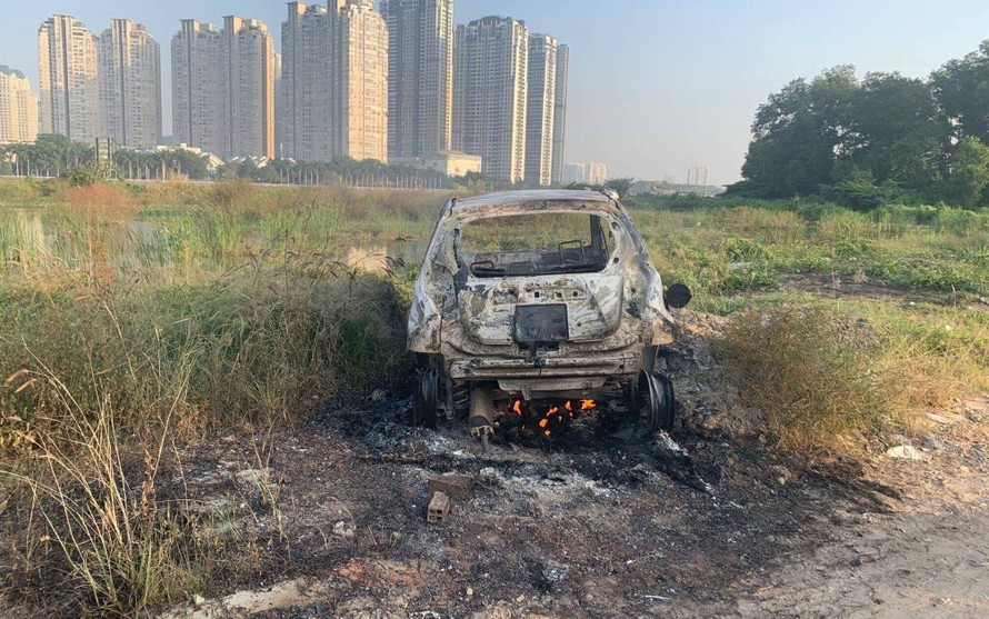 Chiếc ô tô bị đốt cháy ở gần cầu Thủ Thiêm.