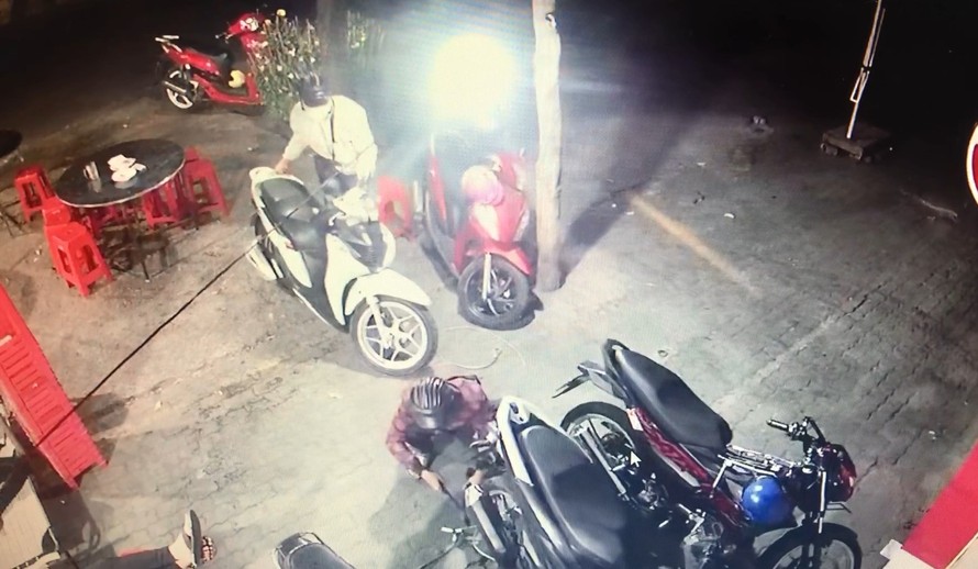 Hai thanh niên bẻ khóa trộm xe máy tại đám tang.