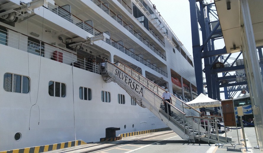 Lực lượng kiểm dịch y tế quốc tế TPHCM kiểm tra một con tàu du lịch nhạp cảnh TPHCM.