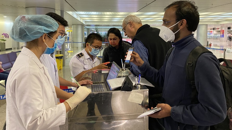 Kiểm dịch y tế quốc tế TPHCM kiểm tra tất cả hành khách nhập cảnh vào TPHCM.