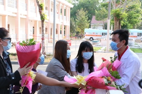 Bốn bệnh nhân trao hoa cảm ơn bác sĩ đã điều trị cho mình.