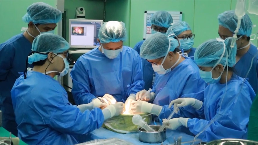 Các bác sĩ thực hiện ca ghép gan tại Bệnh viện Đại học Y dược TPHCM.