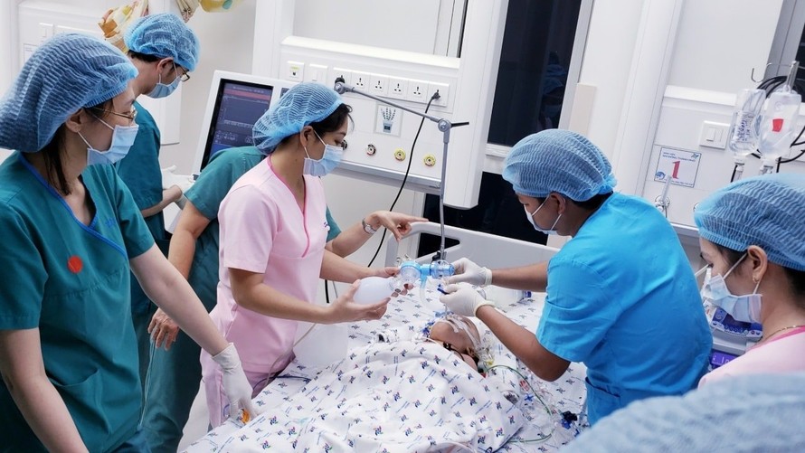 Hai bé song sinh dính nhau được phẫu thuật tách rời ngày 15/7.