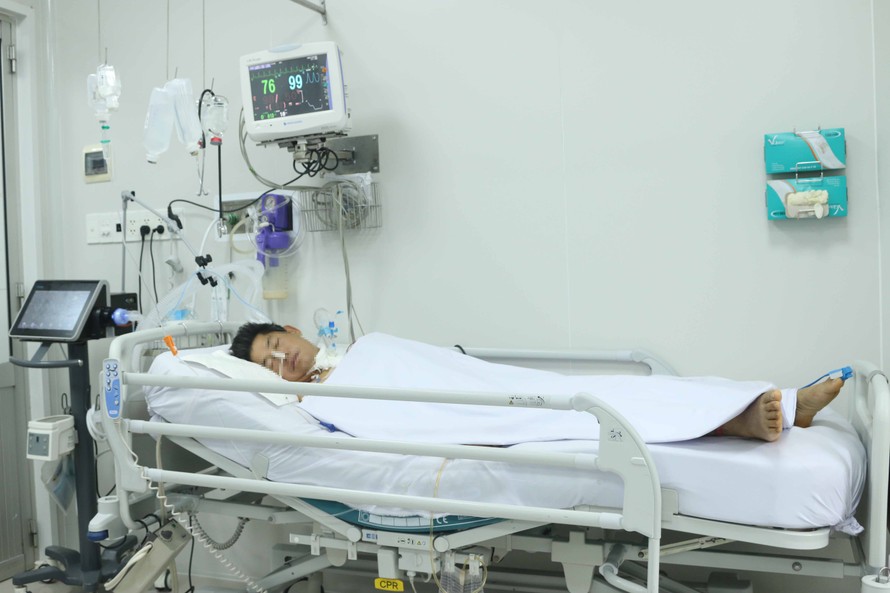 Bệnh nhân ngộ độc pate Minh Chay đang điều trị tại Bệnh viện Chợ Rẫy.