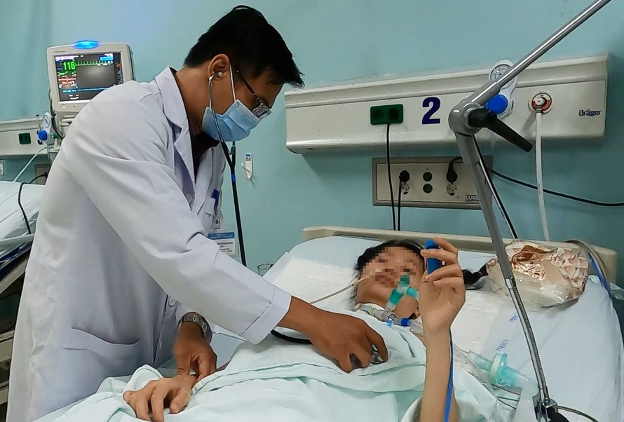 Bác sĩ Chợ Rẫy điều trị cho một bệnh nhân ngộ độc pate Minh Chay.