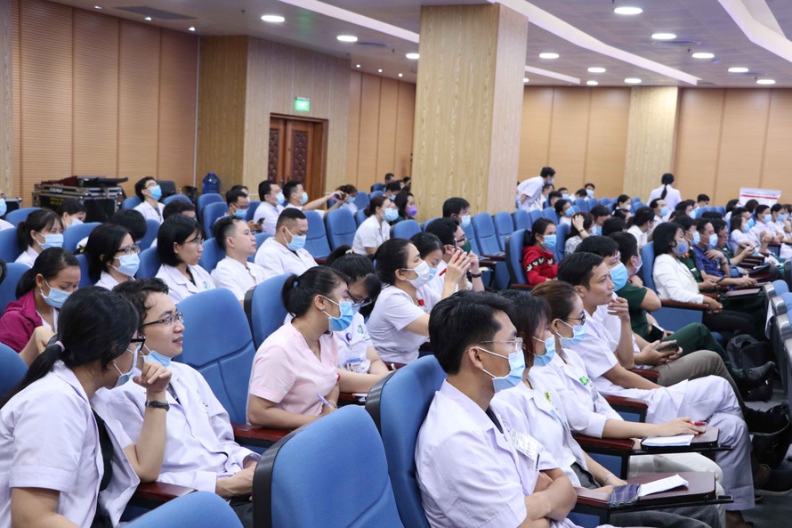 Rất đông nhân viên y tế từ nhiều địa phương tham gia buổi tập huấn.