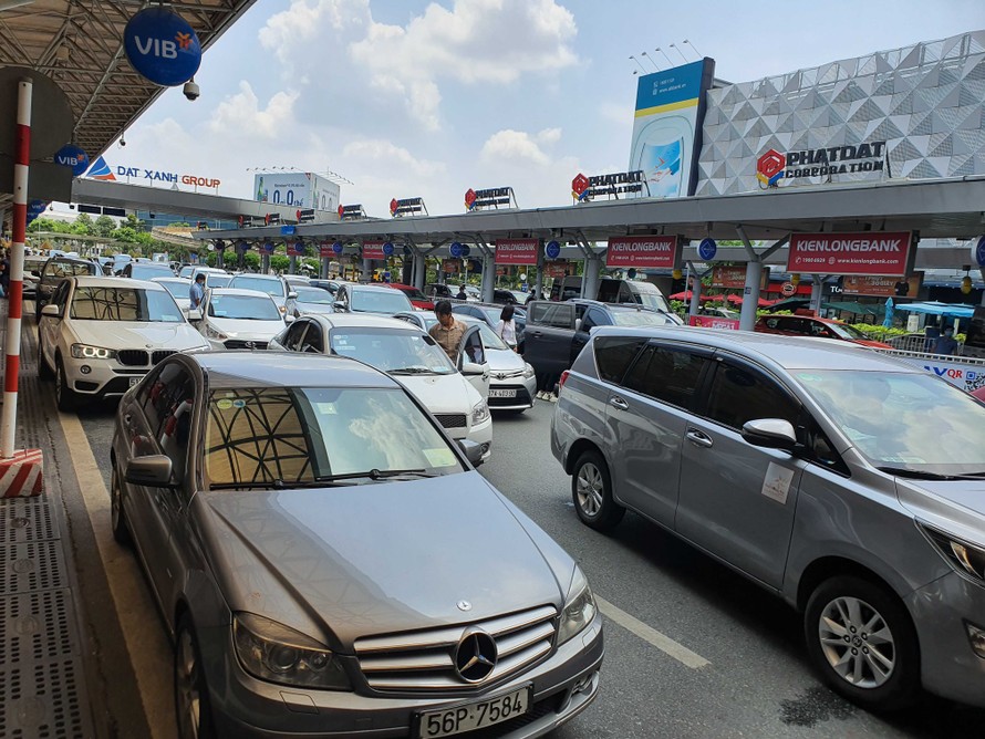Từ 14/11, tài xế taxi, xe khách cần chú ý khi ra vào sân bay Tân Sơn Nhất để tránh bị phạt.