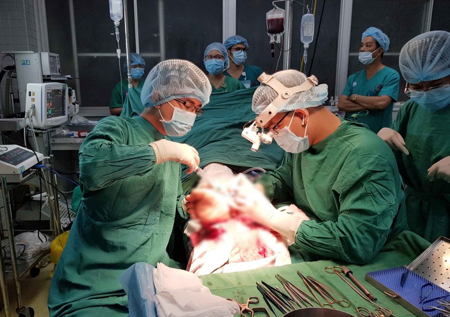 Các bác sĩ thực hiện phẫu thuật nối bàn chân cho bệnh nhân.