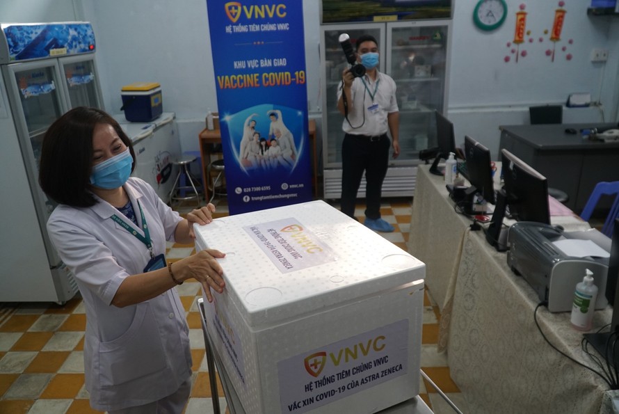 Lô vắc xin COVID-19 đầu tiên đến Bệnh viện Bệnh Nhiệt đới TPHCM.